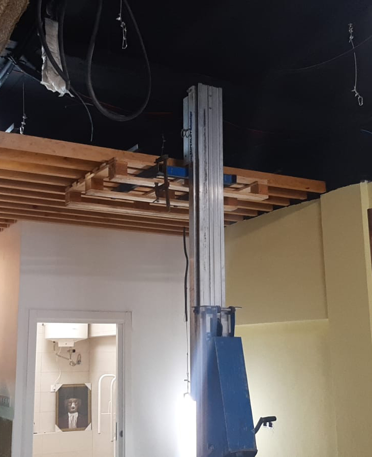 Instalación techo con listones de madera en restaurante